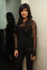 Shruthi Hassan at Yevadu App launch